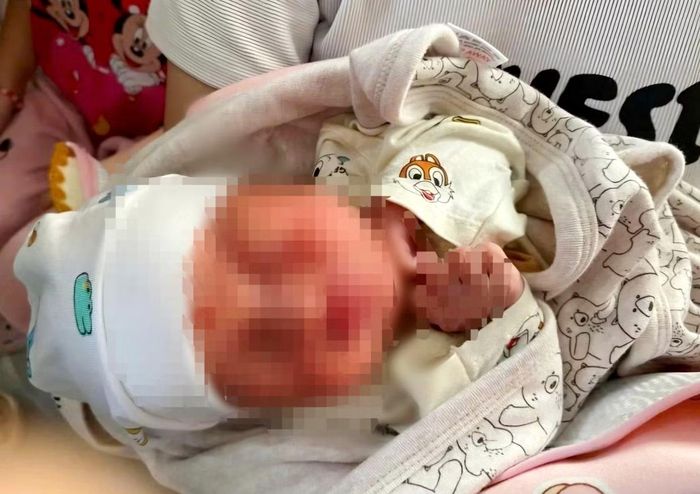 Bé gái sơ sinh được nhà chùa tại Huế chăm sóc sau khi được phát hiện bị bỏ rơi.