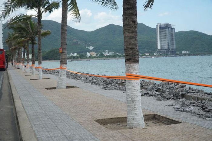 Đơn vị thi công căng dây để đảm bảo an toàn cho người dân, du khách.