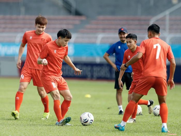 Chiều 15/8, đội tuyển Việt Nam đã có buổi tập làm quen sân Kuala Lumpur để chuẩn bị cho trận bán kết ASEAN Cup 2026 với Malaysia. Đây là buổi tập duy nhất của thầy trò HLV Kim Sang-sik nhằm làm quen không gian, mặt cỏ sân đấu. Sân vận động Kuala Lumpur có sức chứa chỉ 18.000 chỗ ngồi, với mặt cỏ không quen thuộc với đội tuyển Việt Nam.