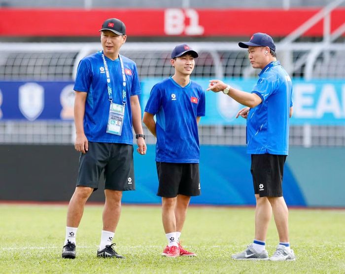 Đầu buổi tập, HLV Kim Sang-sik đã cẩn thận đi quanh sân để đánh giá mặt cỏ. Ông Kim Sang-sik sau đó có cuộc trao đổi với Phó chủ tịch VFF Trần Anh Tú ngay trên sân tập. Đội tuyển Việt Nam khi thi đấu nước ngoài luôn có sự hậu thuẫn tốt về hậu cần từ phía bộ phận chuyên môn của VFF.