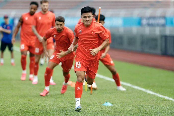 Quang Hải rất tích cực tập luyện cùng các đồng đội. Anh vấp phải khá nhiều chỉ trích sau trận đấu với Campuchia tại Mỹ Đình. Tuy nhiên, VFF và các đồng đội cũng như BHL đội tuyển Việt Nam đều lên tiếng bảo vệ tiền vệ quê Đông Anh. Phó chủ tịch VFF Trần Anh Tú mới đây cho biết không thể đánh giá cầu thủ chỉ qua 1 trận đấu và Quang Hải vẫn là cầu thủ lớn của Việt Nam.