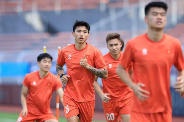 Đoàn Văn Hậu trở lại bên hành lang cánh trái giúp HLV Kim Sang-sik thêm nhiều lựa chọn. Anh đá chính 2 trận đầu tiên tại vòng bảng trước khi được HLV Kim Sang-sik để dành trên ghế dự bị. Văn Hậu sở hữu chiều cao tốt, giỏi không chiến và có khả năng tham gia tấn công, ghi bàn bên cánh trái.