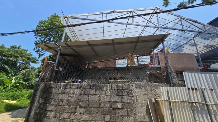  Dù vậy, công tác GPMB vẫn gặp một số khó khăn, trong đó chủ yếu liên quan đến đơn giá bồi thường và tái định cư. Bà Nguyễn Thị N. (khu Túc Duyên) cho biết, gia đình có hơn căn nhà hơn 100m2 thuộc diện thu hồi thực hiện dự án. Hiện nay, phường Phan Đình Phùng mới thực hiện công tác kiểm đếm, còn phương án bồi thường như thế nào thì chưa rõ. Tuy nhiên, điều bà lo lắng là dù được tái định cư bằng đất thì tiền bồi thường có đủ để xây nhà hay không. Bởi lẽ, vợ chồng làm nông, dành dụm cả đời mới xây được căn nhà kiên cố. Giờ bị thu hồi, nếu phải bỏ ra cả tỷ đồng làm nhà thì gia đình không biết lấy tiền đâu. 