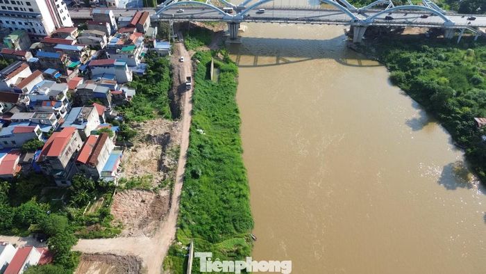 Ban Quản lý dự án đầu tư xây dựng công trình giao thông và nông nghiệp tỉnh Thái Nguyên (chủ đầu tư dự án) cho biết, tổng diện tích đất phải thu hồi khoảng 114,9 ha, ảnh hưởng đến 2.073 hộ dân và 17 tổ chức. Trong đó, 843 hộ phải bố trí tái định cư và 517 ngôi mộ phải di chuyển. Hiện nay, công tác giải phóng mặt bằng dự án đang được các phường tích cực triển khai.