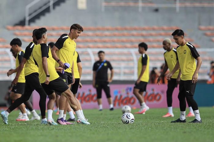 Sau khi nhận án phạt từ FIFA và AFC liên quan sử dụng cầu thủ nhập tịch không đúng quy định, Malaysia đã "thay máu" lực lượng triệt để. Đoàn quân của HLV Tan Cheng Hoe gồm nhiều gương mặt trẻ, và chỉ còn lại một số cầu thủ dày kinh nghiệm như Aguero hay Josue, Sumareh.
