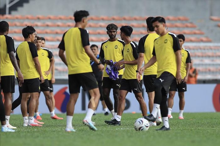 18h chiều 15/8, đội tuyển Malaysia đã có buổi tập trên sân Kuala Lumpur để chuẩn bị cho trận bán kết lượt đi với đội tuyển Việt Nam tại ASEAN Cup 2026. Buổi tập của Malaysia diễn ra trong điều kiện thời tiết mát mẻ hơn so với đội tuyển Việt Nam.