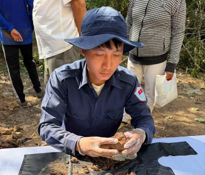 Thông tin về liệt sĩ Nguyễn Văn Minh do người nhà cung cấp. Ảnh: Lê Vy.