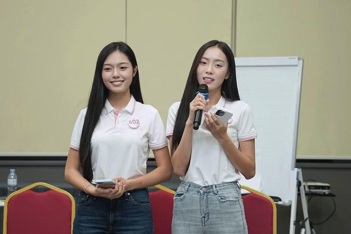 Các cô gái được chia thành 3 nhóm, cùng bàn bạc, lựa chọn vấn đề, xây dựng ý tưởng và chuẩn bị phần trình bày trước Ban tổ chức. Đây là hoạt động giúp thí sinh tiếp cận tư duy xây dựng dự án cộng đồng thay vì đơn thuần tham gia các hoạt động thiện nguyện theo hình thức trao tặng.