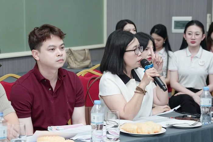 Sau khi thí sinh chia sẻ ý kiến, ban tổ chức cùng phân tích, đặt câu hỏi, nói về tính khả thi, tính dài hạn và hướng dẫn thí sinh tiếp tục hoàn thiện dự án. Ban tổ chức họp bàn và lựa chọn dự án tối ưu, phù hợp nhất để các thí sinh cùng thực hiện.