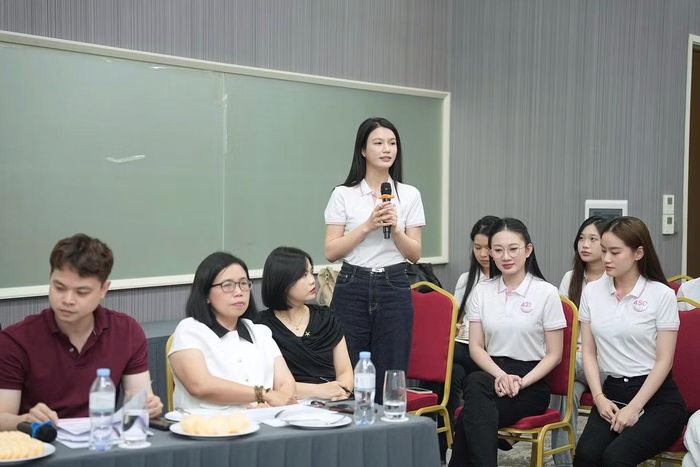 Sau những ngày đầu tại nhà chung với các hoạt động đào tạo về kỹ năng, ngoại hình và giao tiếp, tối 15/8, 53 thí sinh Hoa hậu Việt Nam 2026 bước vào thử thách xây dựng và thuyết trình dự án nhân ái.