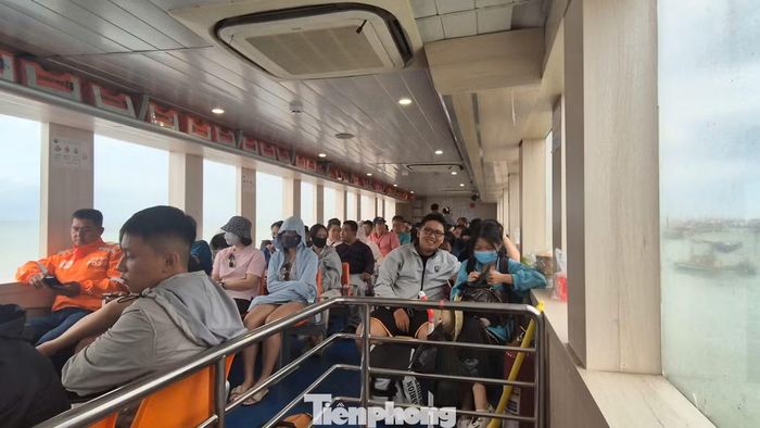 Phòng chờ máy lạnh, cửa kính trang bị đầy đủ áo phao, trang thiết bị, khiến du khách thích thú