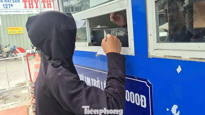 Ngoài mua vé khách hàng phải cung cấp căn cước để nhân viên ghi nhận thông tin