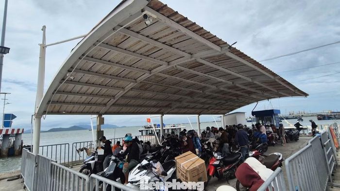 Khu vực chờ tàu tại phà