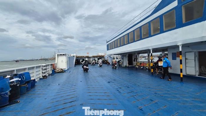Khoang đậu xe trên tàu