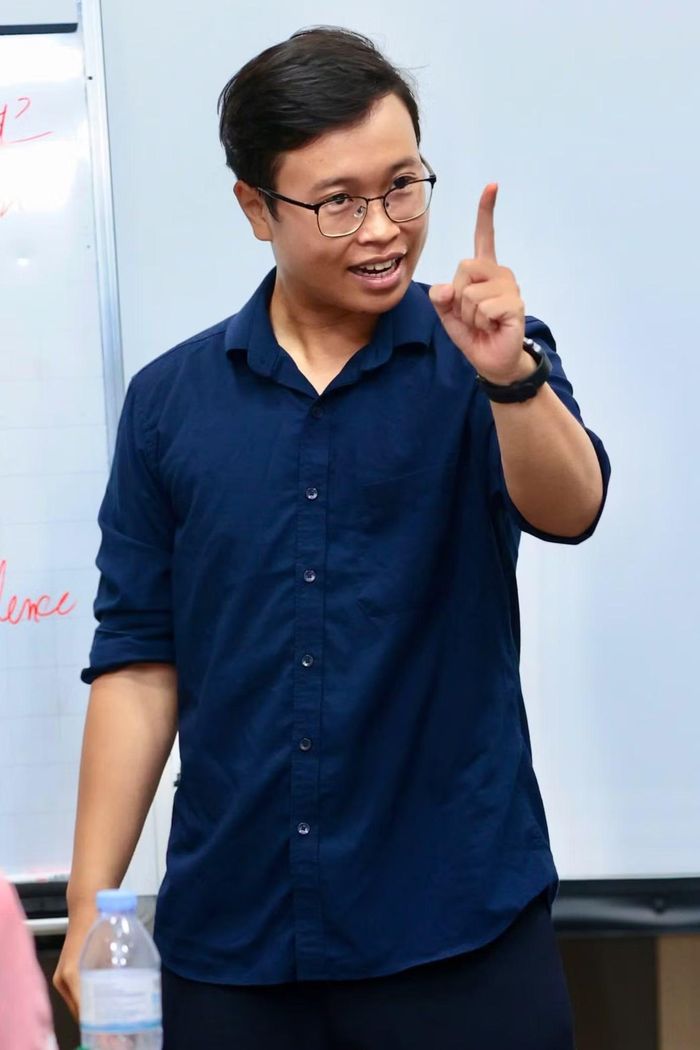Thạc sĩ Trần Tuấn Anh cho biết anh bất ngờ trước sự sôi nổi và những góc nhìn riêng của các thí sinh. “Thí sinh Hoa hậu Việt Nam 2026 rất tiềm năng. Các bạn sôi nổi và có góc nhìn thú vị về những vấn đề tranh biện. Ngoài ra, các cô gái có câu chuyện, trải nghiệm riêng để chia sẻ tới mọi người với năng lượng tích cực”, anh nhận xét.