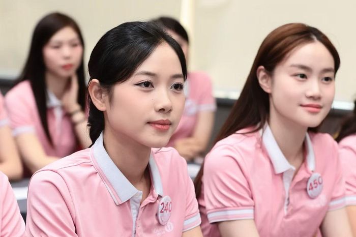 Trong buổi học, các cô gái được đặt vào những tình huống yêu cầu trình bày quan điểm, lập luận, phản biện và bảo vệ góc nhìn cá nhân. Không chỉ trả lời bằng tiếng Việt, một số thí sinh còn thể hiện khả năng tranh biện song ngữ.