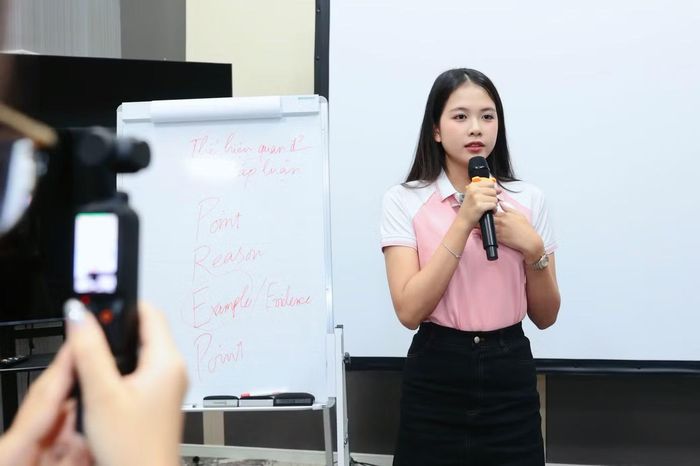 Nguyễn Thị Kim Châu được đặt câu hỏi: Nếu trở thành Hoa hậu Việt Nam 2026, bạn sẽ làm gì? Cô trả lời rằng sẽ dùng khả năng và hành trình của mình để cống hiến, truyền cảm hứng cho người trẻ và đóng góp cho xã hội.