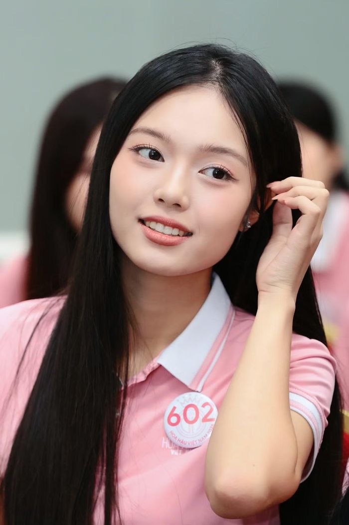 Đây là một phần trong hành trình chuẩn bị cho các cô gái trước những vòng thi quan trọng, nơi vẻ đẹp ngoại hình cần được song hành với khả năng tư duy, giao tiếp và trách nhiệm khi sử dụng tiếng nói trước công chúng.