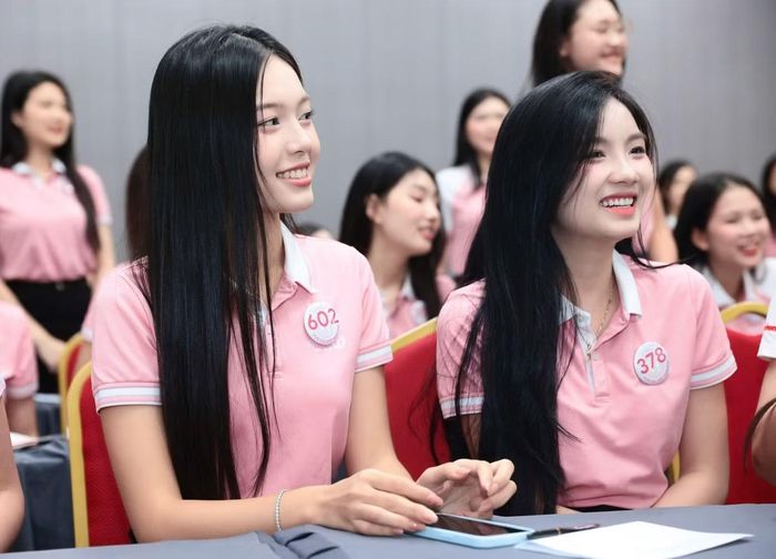 Giảng viên khuyến khích các thí sinh tích lũy trải nghiệm. Càng có nhiều câu chuyện và vốn sống, câu trả lời càng có khả năng tạo dấu ấn riêng. Để xây dựng kiến thức nền, các thí sinh được khuyến khích dành khoảng 30 phút mỗi ngày theo dõi tin tức, cập nhật các vấn đề thời sự và tập hình thành quan điểm cá nhân.