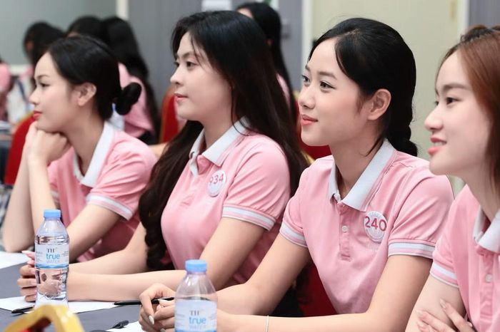 Theo Thạc sĩ Trần Tuấn Anh, khi tranh biện hay ứng xử, thần thái, cảm xúc và sự tự tin đóng vai trò quan trọng. Đây là những yếu tố tạo ấn tượng ban đầu với người nghe và người đối diện.
