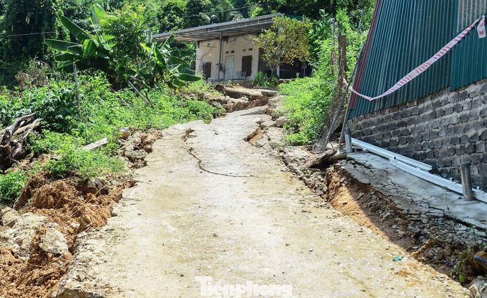  Xã Quan Sơn chủ động khoanh vùng, rào chắn, cắm biển cảnh báo và kiểm soát người, phương tiện ra vào khu vực sạt lở. 