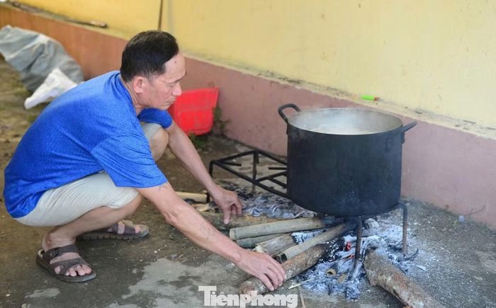 "Với các trường hợp phải sơ tán dài ngày, xã Quan Sơn đã có phương án bảo đảm nơi ở, lương thực, nước uống và các nhu yếu phẩm thiết yếu cho người dân để không ai bị đói, thiếu ăn", lãnh đạo địa phương thông tin.