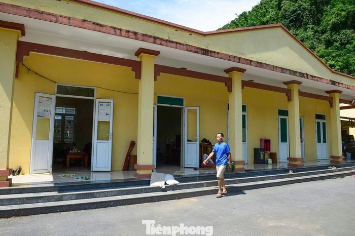 Địa phương này cũng đề nghị các cơ quan chuyên môn tổ chức khảo sát, đánh giá toàn diện về địa chất, địa hình, nguyên nhân và cơ chế sạt trượt, đồng thời xác định phạm vi ảnh hưởng và mức độ ổn định của khu vực. Từ đó, đưa ra các phương án xử lý, gia cố khu vực sạt lở hoặc xây dựng khu tái định cư cho người dân ảnh hưởng.
