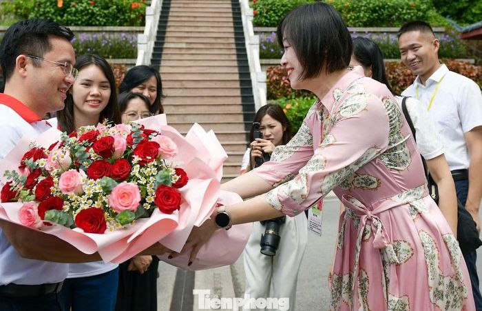 Chị Thạch Nhạc - Phó Trưởng Ban Công tác Mặt trận và Giao lưu Đối ngoại, Khu đoàn Khu tự trị dân tộc Choang Quảng Tây, Trung Quốc tặng hoa đồng chí Vũ Huy Dương - Ủy viên Ban Chấp hành, Phó Trưởng ban Công tác Thanh thiếu nhi Trung ương Đoàn Thanh niên Cộng sản Hồ Chí Minh.