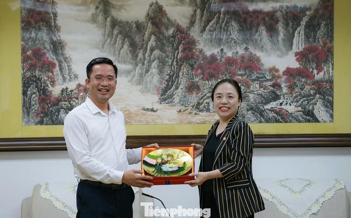 Đồng chí Tả Hướng Lôi - Phó Bí thư Khu Đoàn khu tự trị dân tộc Choang Quảng Tây, Chủ tịch Hội Liên hiệp Thanh niên Quảng Tây, Trung Quốc và đồng chí Vũ Huy Dương - Ủy viên Ban Chấp hành, Phó Trưởng ban Công tác Thanh thiếu nhi Trung ương Đoàn Thanh niên Cộng sản Hồ Chí Minh - trao và nhận quà lưu niệm của đại diện đoàn hai nước.