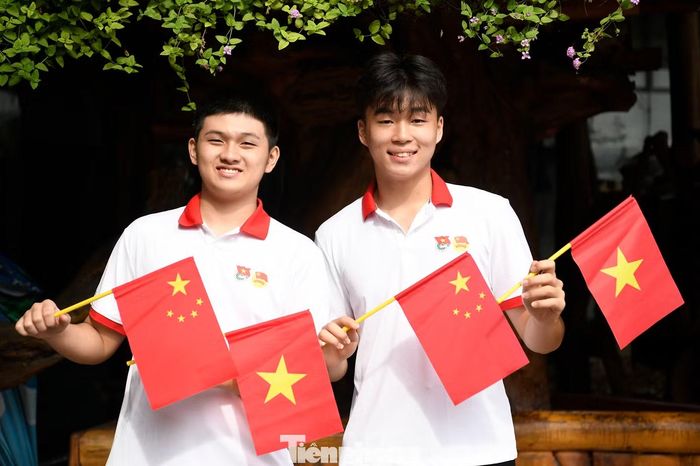 Nguyễn Hoàng Hiệp (trái) và Lưu Quốc Bảo - học sinh trường THPT Ngô Quyền TP. Hải Phòng - trong ngày đầu tham gia chương trình “Giao lưu giáo viên - sinh viên Việt - Trung” năm 2026 tại tỉnh Quảng Tây, Trung Quốc.