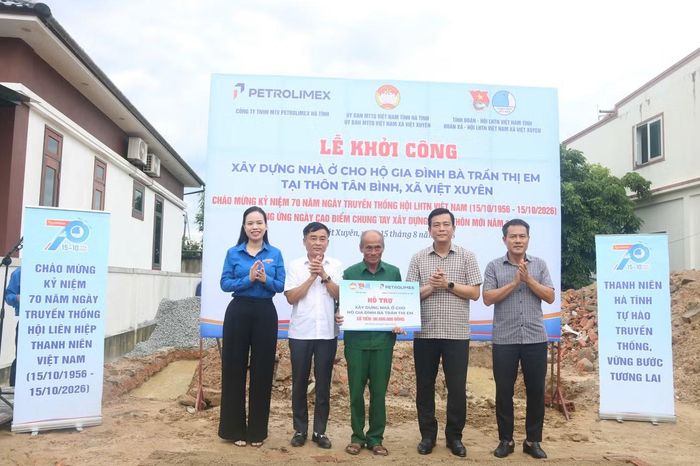 Khởi công xây dựng Nhà Nhân ái cho gia đình bà Trần Thị Em.