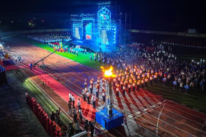 Nghi thức thắp ngọn lửa truyền thống tại lễ khai mạc Đại hội Thể dục thể thao tỉnh An Giang lần thứ I.
