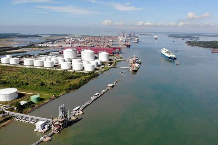 Với Petrovietnam, bài toán vì thế không đơn giản là “chuyển từ dầu khí sang năng lượng xanh”, mà là “chuyển hóa năng lực dầu khí thành năng lực công nghiệp - năng lượng mới”