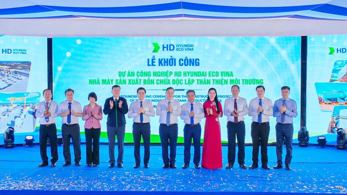 Các đại biểu chúc mừng dự án sớm hoàn thành, đưa vào hoạt động và tiếp tục đóng góp cho nền kinh tế Quảng Ngãi.