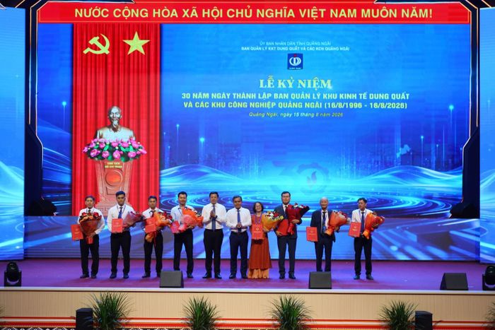 Lãnh đạo tỉnh Quảng Ngãi trao Giấy chứng nhận đăng ký đầu tư cho các đơn vị.