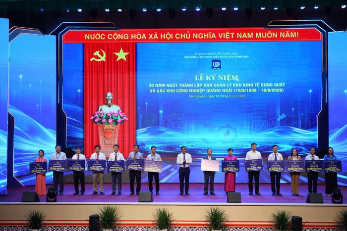 Đại diện tỉnh Quảng Ngãi trao tặng các phần quà an sinh xã hội cho các xã, phường trực thuộc tỉnh.