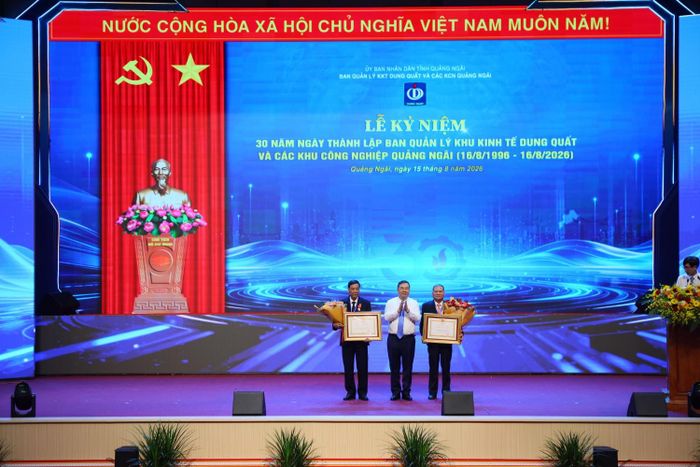 Phó Thủ tướng Thường trực Chính phủ Phạm Gia Túc trao Huân chương Lao động hạng Nhì và Huân chương Lao động hạng Ba cho 2 cá nhân có đóng góp tích cực.