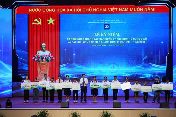 Các học sinh khó khăn vươn lên trong học tập nhận các phần quà từ tỉnh Quảng Ngãi.