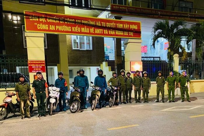 Công an phường Hà Tu phối hợp với Ban Chỉ huy quân sự phường tuần tra ban đêm, bảo đảm an ninh, trật tự trước ngày bầu cử.