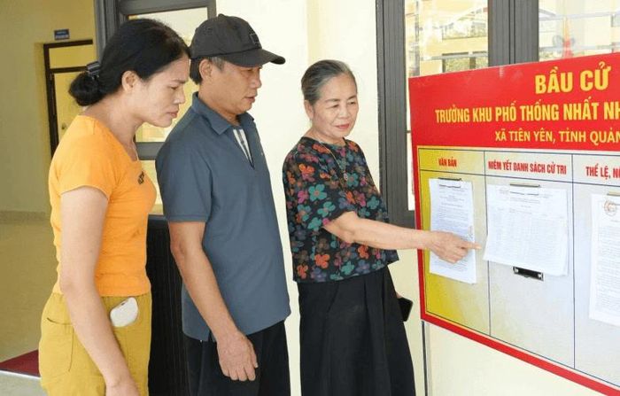 Cử tri khu phố Thống Nhất, xã Tiên Yên xem danh sách cử tri.