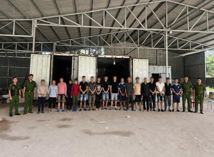 Các đối tượng trong vụ án buôn lậu chân giò lợn qua biên giới.