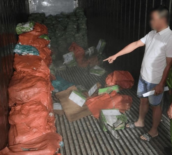 Đối tượng Trần Văn Cối cùng tang vật.