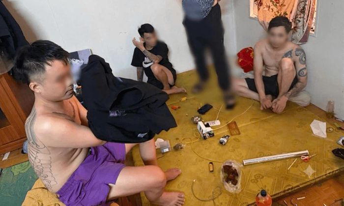 Nhóm đối tượng cùng tang vật vụ án.