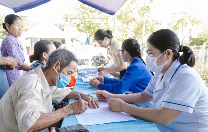 Chương trình khám sức khỏe cho người dân xã đảo Tam Hải diễn ra đến ngày 20/8.