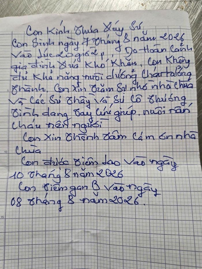 Bức thư viết tay người mẹ ghi lại ngày sinh của cháu bé và nêu hoàn cảnh khó khăn không thể nuôi dưỡng.
