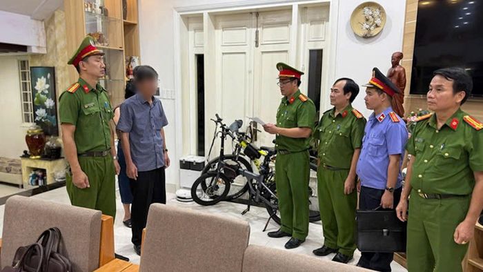 Cơ quan chức năng đọc quyết định khởi tố Giám đốc Ban Quản lý dự án Đầu tư xây dựng và Phát triển đô thị thành phố Huế.