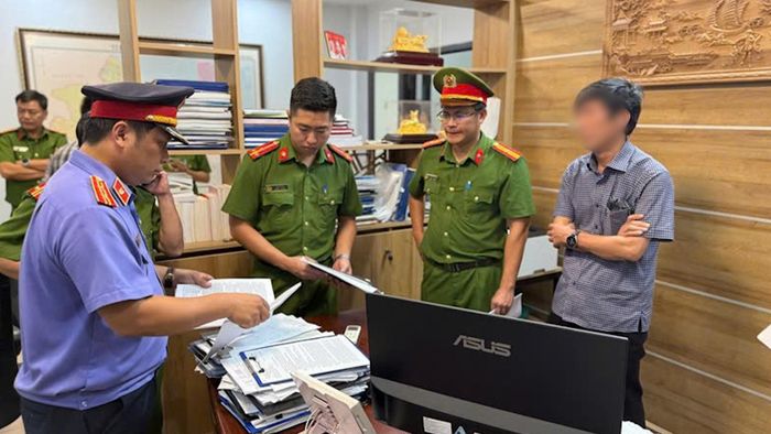 Khám xét nơi làm việc của Giám đốc Ban Quản lý dự án Đầu tư xây dựng và Phát triển đô thị thành phố Huế.