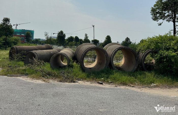 Hạ tầng chưa được hoàn thiện. Những khối bê tông đen sì nằm phơi dưới mưa nắng.
