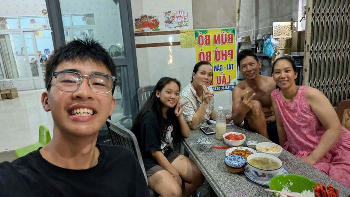 Dũng được gia đình ông Hùng mời ăn cơm, tiếp thêm nước và động viên trước khi tiếp tục hành trình. Ảnh: NVCC