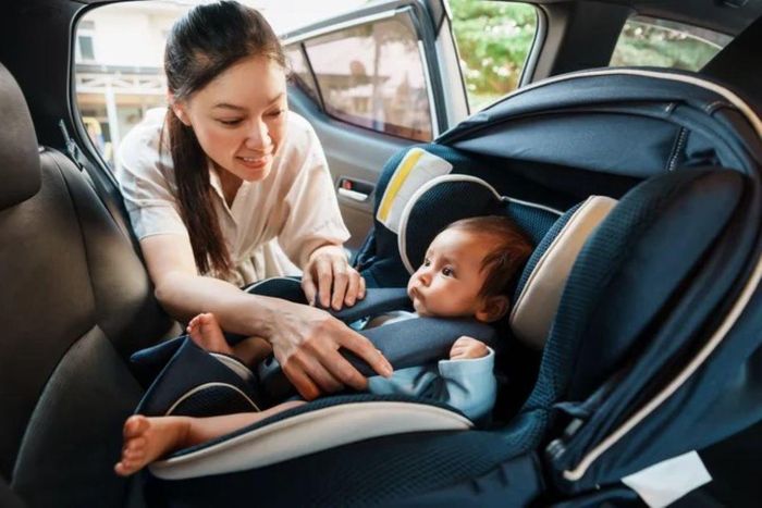 Đối với trẻ sơ sinh, cột sống và cổ còn yếu, ghế bắt buộc phải quay về phía sau và được ngả một nửa. Ảnh: BaLL LunLa